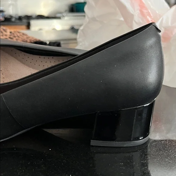 Clarks Women's Black Patent Toe Heels leather on back end of shoes - Picture 7 of 7